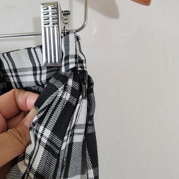 HOT TOPIC Women's Black/White Plaid Pleated amin Skirt Sz MD Punk Anime Grunge - Picture 7 of 12